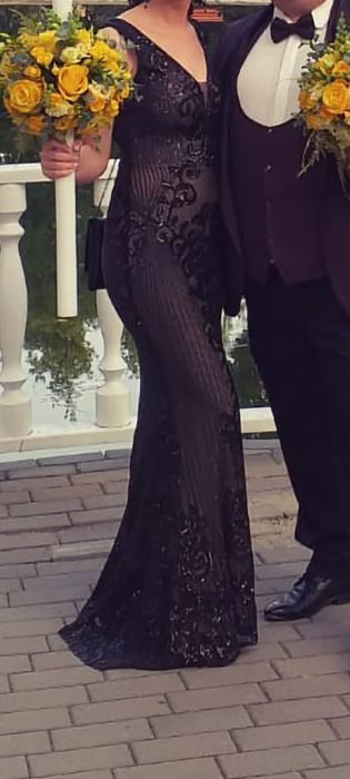 Rochie de seara neagra.