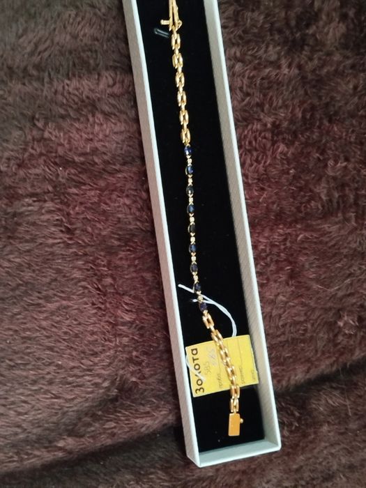 Браслет с бриллиантами и драгоценными камнями.