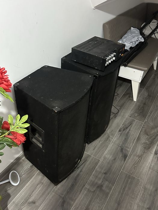 2 boxe si statie