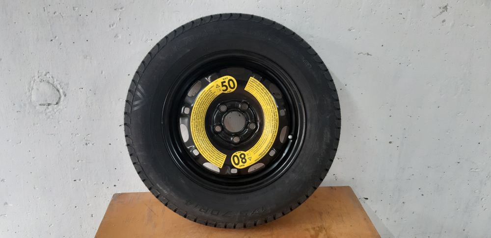 Новая шина с  диском на авто