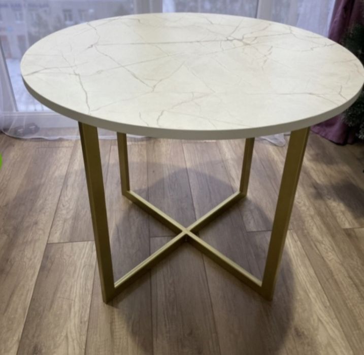 Продам стол кухонный овальный.