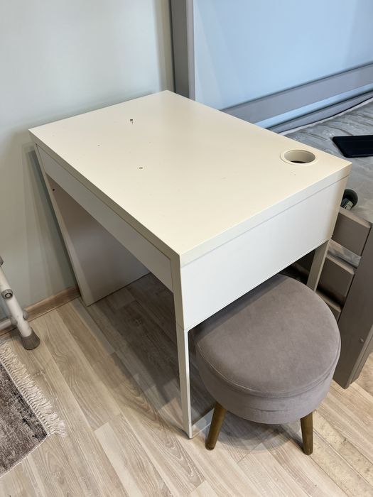 Продается б/у письменный стол IKEA MICKE, белый