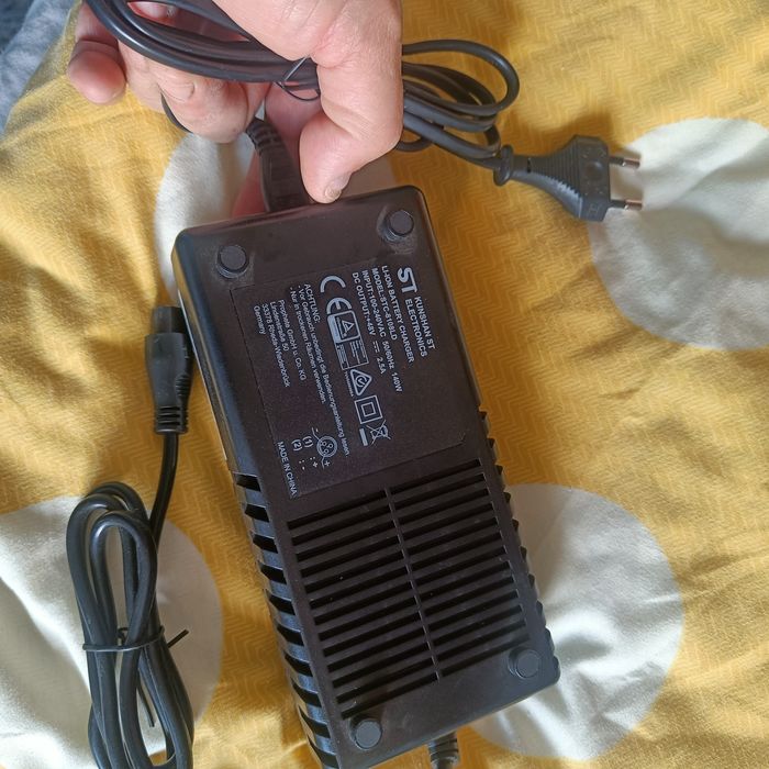 Încărcător bicicletă electrică