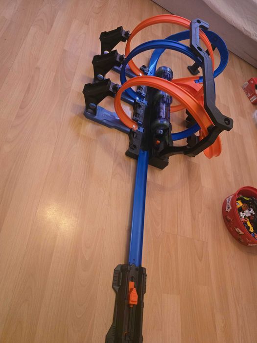 Hot wheels писти 3броя и Гараж