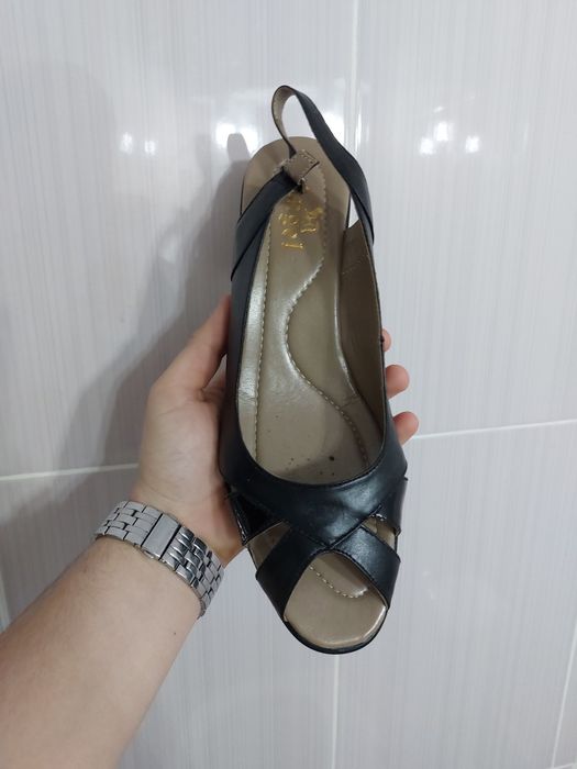 Sandale cu toc noi, in stare perfectă