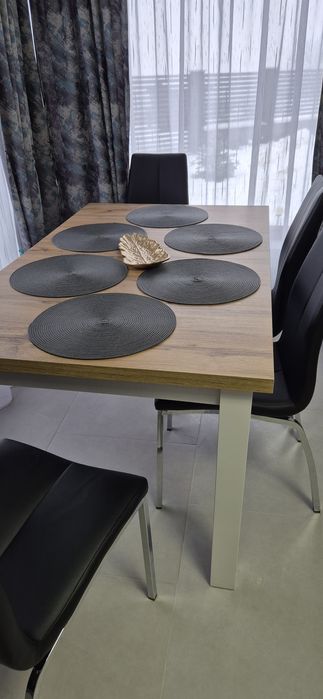 Vând masa extensibila cu 6 scaune