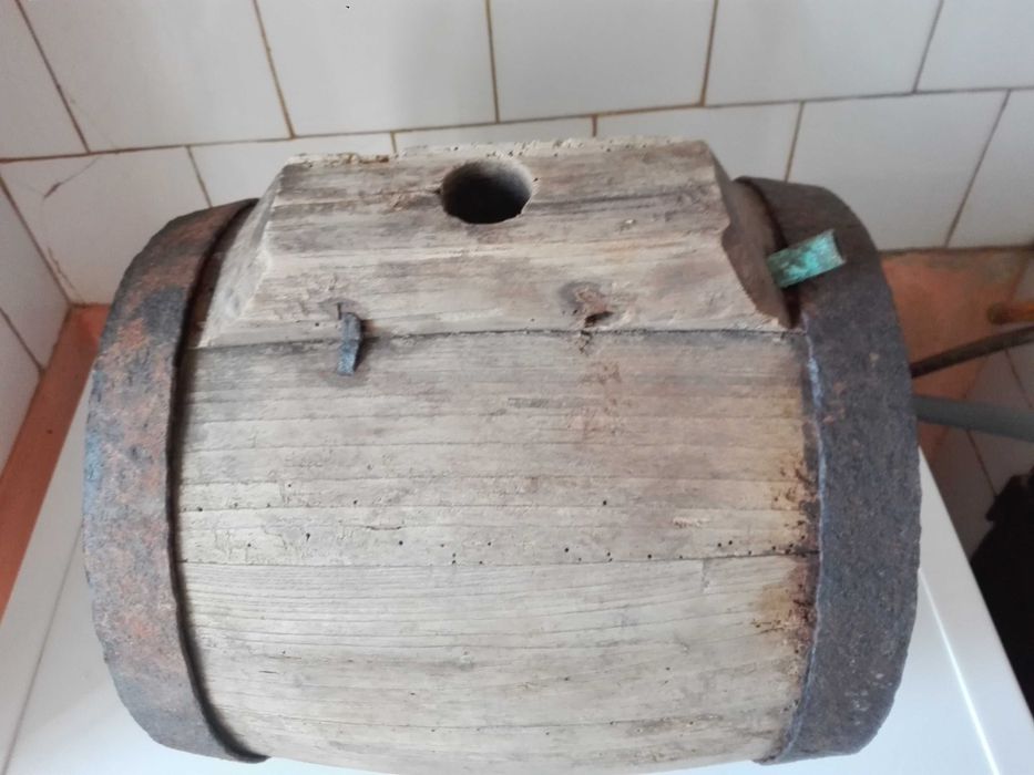 Класьор с марки и стар конски бъкел .