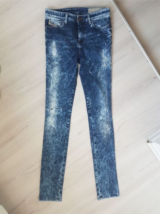 Blugi Diesel Nr.27 corespunde la un S-M