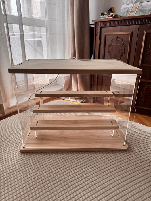 Cutie expozitie / Display case iluminat USB cu nivele interioare