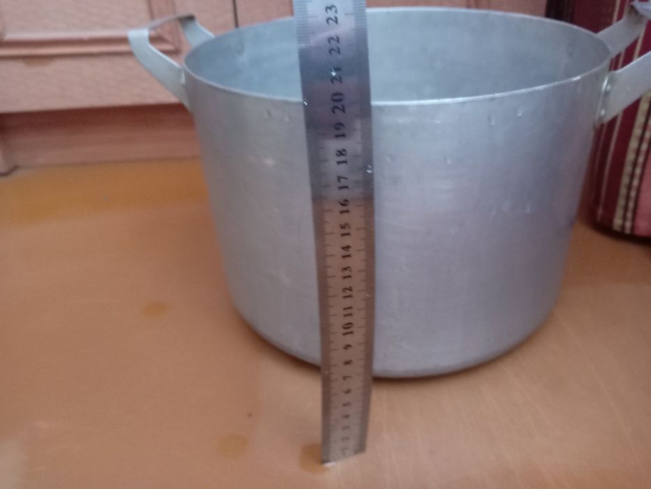 Кастрюля алюминиевая.