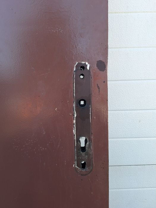 Масивна метална врата с брава и каса