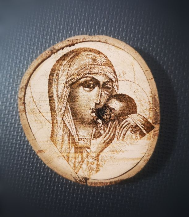 Лазерно гравирани дървени ключодържатели и кучешки медальони.