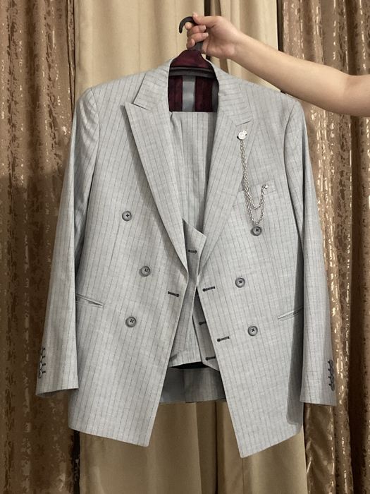 Кастюм новый серый