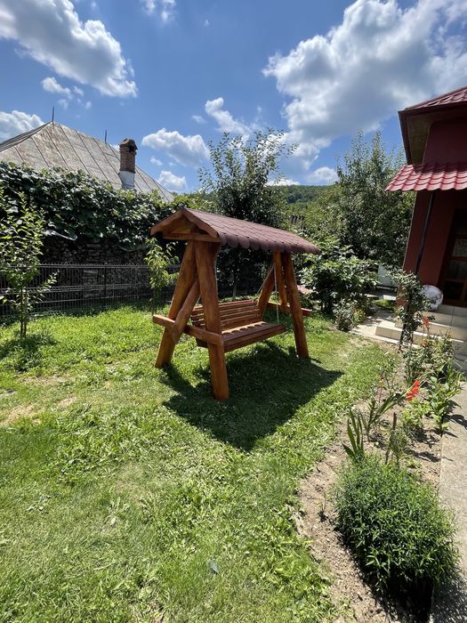 Leagan din lemn masiv cu leagane pentru copii