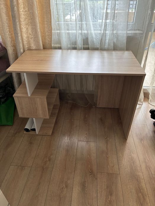 Бюро в цвят дърво с бял акцент