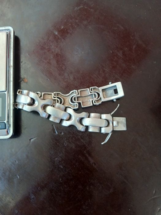 Продавам сребърна гривна