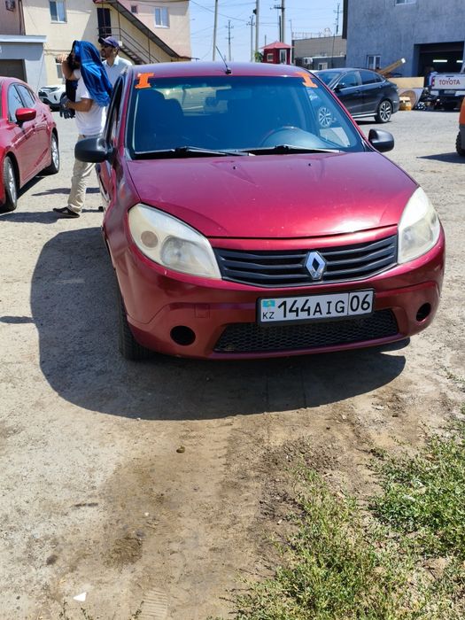 автомобиль Reno Sandero