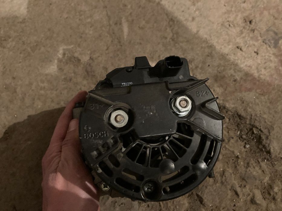 Продавам рециклиран генератор Bosch на 2 години за Renault Scenic I