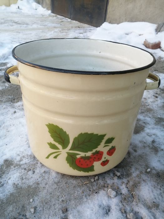 Продается кастрюля эмаллированная 10 литров