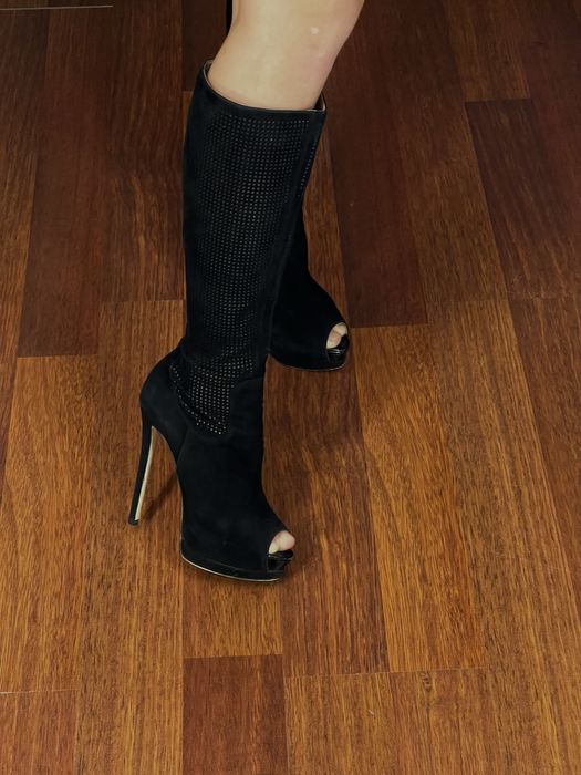 Туфли - сапоги на очень высоком каблуке