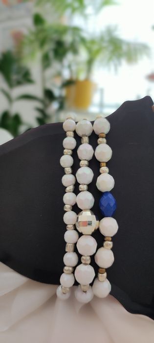 Летни гривни от мъниста бохо бяло черно синьо хендмейд ластични