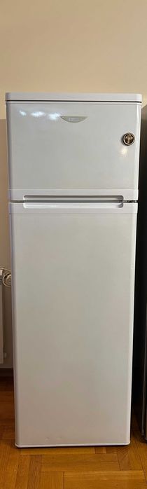 Хладилник с горна камера