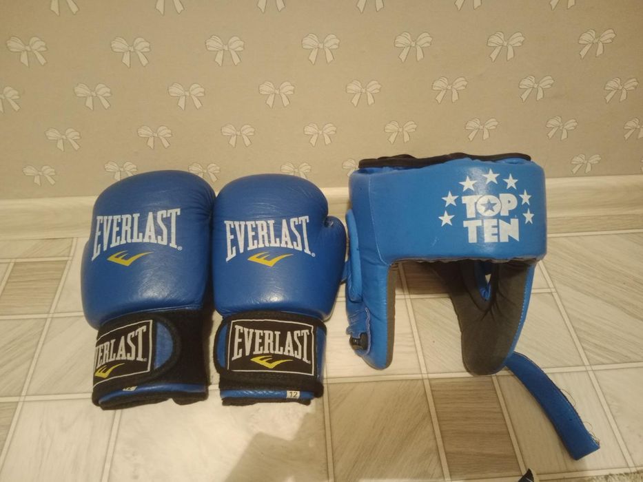 Продам комплект для бокса: перчатки Everlast 12 oz,шлем Top Ten, бинты