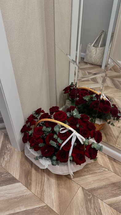 Цветы розы в корзине