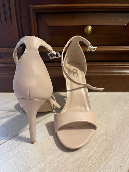 Босоножки бежевые продам