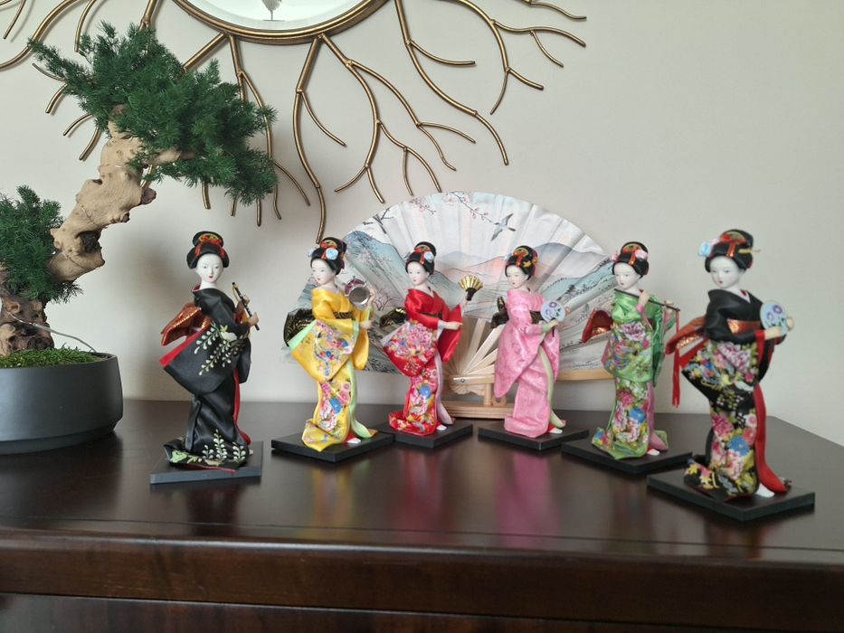 Colecție 6 figurine gheișe 25 cm – costume textile, colecție decorativă