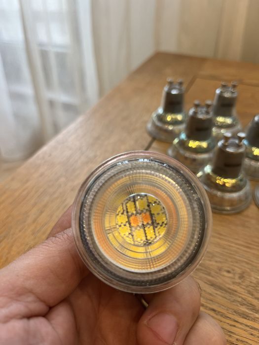 Bec LED Philips spot GU10 6.2W 575lm lumina calda 2700 K, dimabil