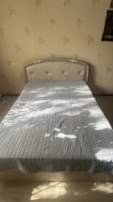 Двуспальная кровать в спальную комнату в бежево-серых тонах