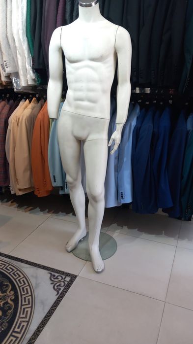 Vind manechin barbati fara cap stare buna