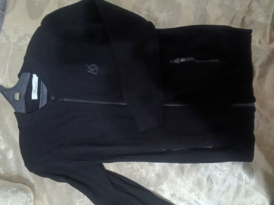 Продам свитер новый