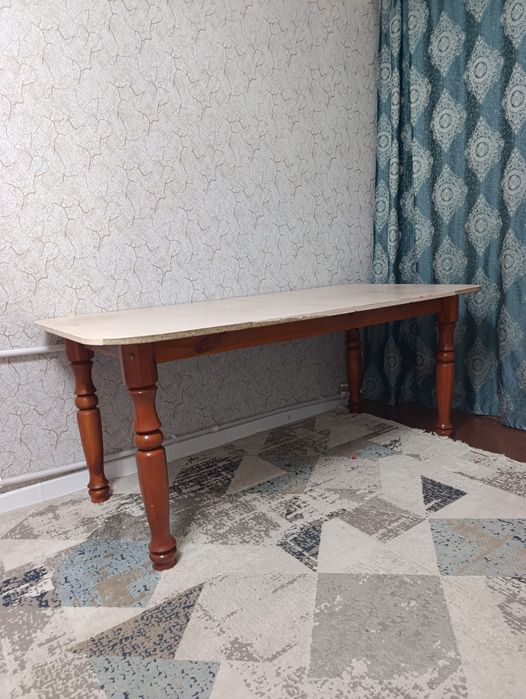 Продам стол в хорошем состояние раздвижной,высокие ножки и низкие