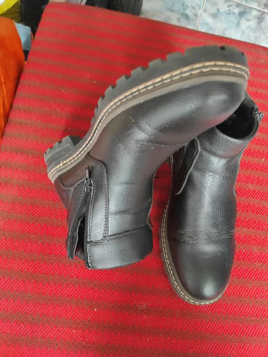 Cizme negre imblanite, cu fermoar, perfecte pentru sezonul rece. Comod