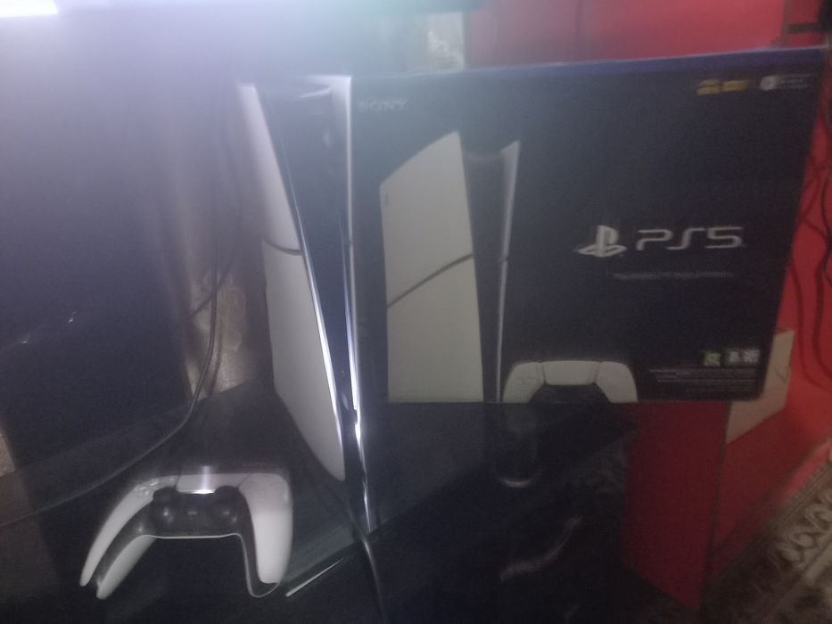 PS5 slim holati ideal tiniq 1TB hotirasi o'yinlar yozigan karobka bor.