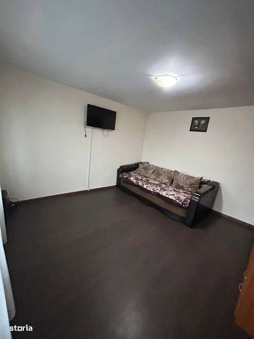 De vanzare casa la 5 minute de Roman, 3 camere, teren de 817mp 99000e