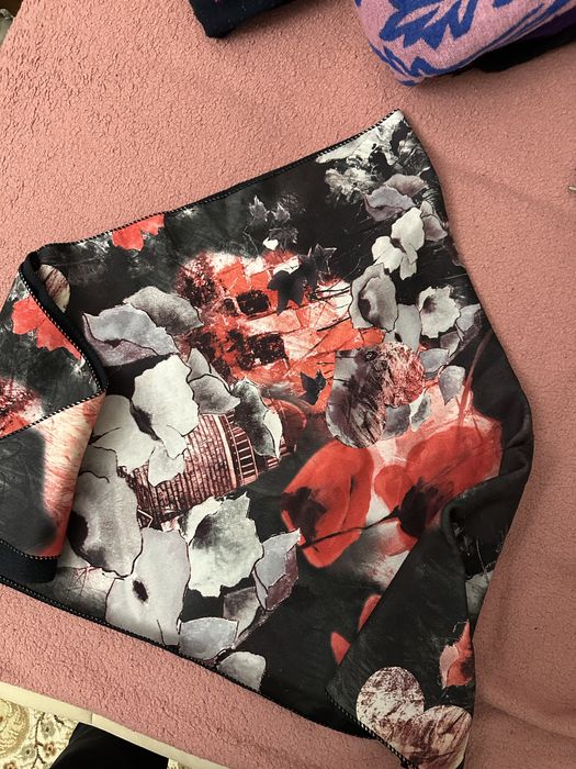 Отдам шапки , шарфы