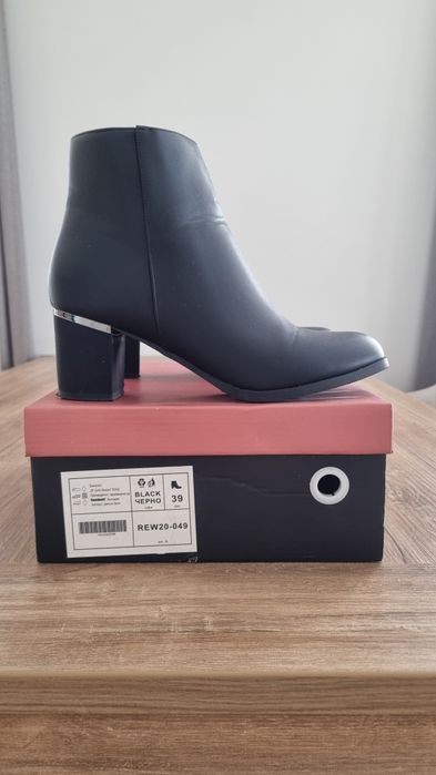 Черни боти с ток