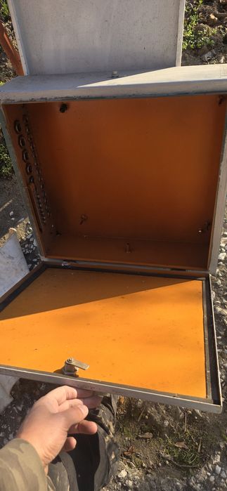 Електрическо табло с щуцери