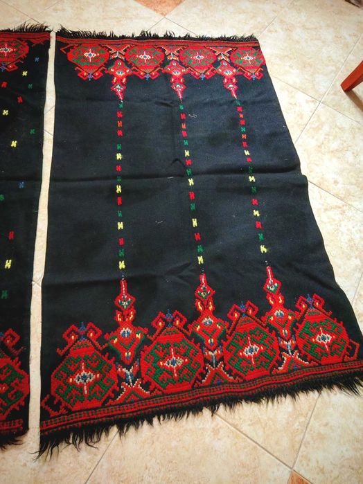 Две Големи Старинни Хърцойски Възглавници за Миндер