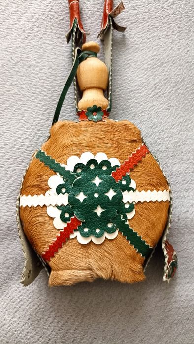 Ръчно изработена  оригинална дървена бъклица облечена в естествена кож