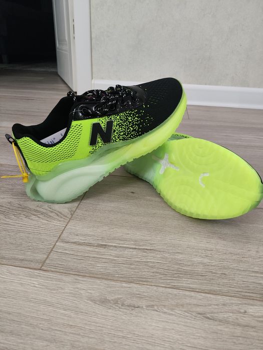 Спортивные кроссовки