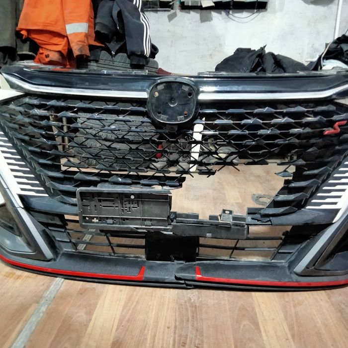 Передний бампер Чанган х5. плюс  в аварийном состоянии, оригинал