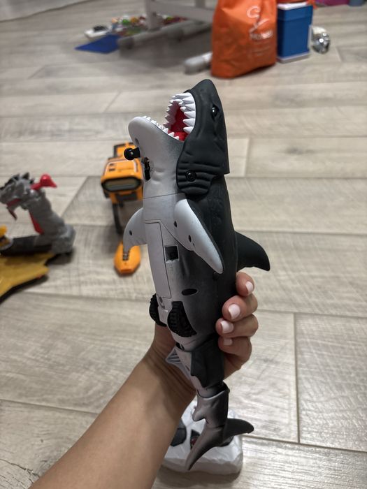 Акула на пульту игрушка