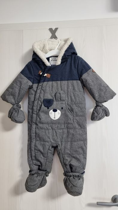 Combinezon cu botoșei și mănuși C&A