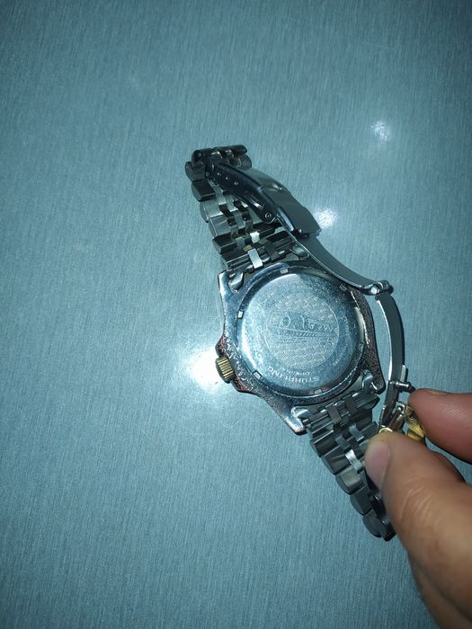 Qölga taqiladigan soat sotiladi ishlashi yaxshi