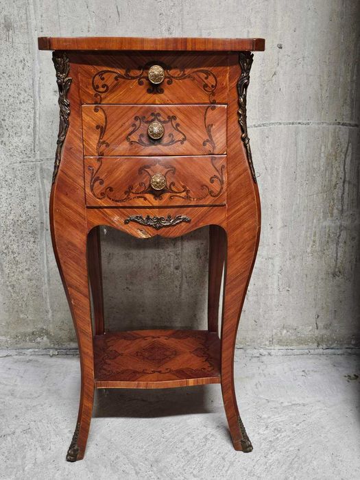 Изящен шкаф с обков от месинг