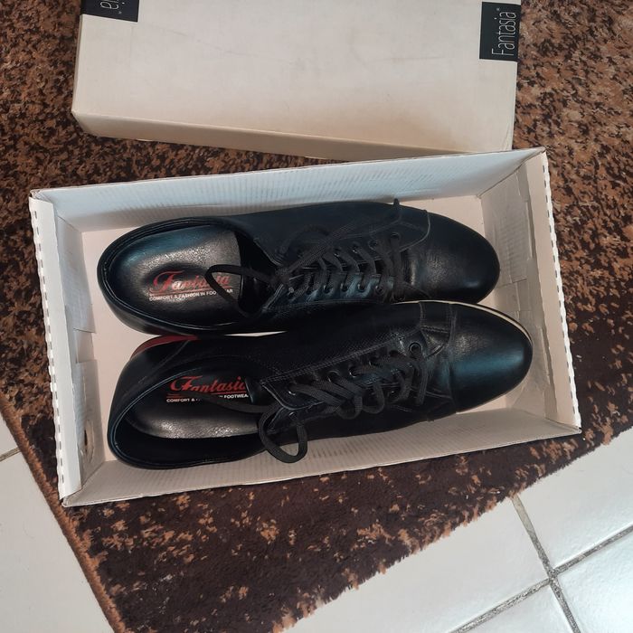 Продавам кожени маратонки (обувки) калцуни и ръкавици за зимен риболов